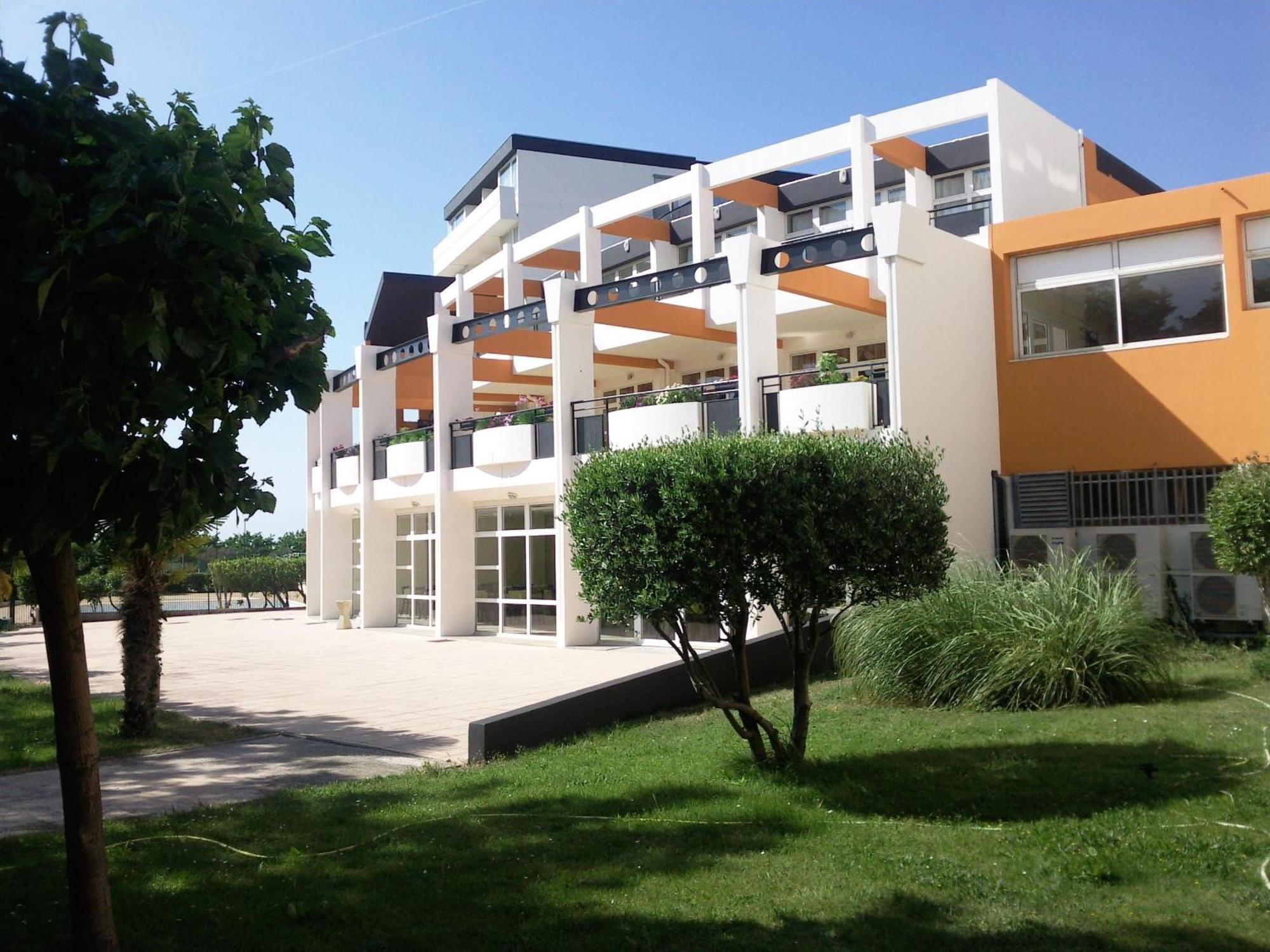 Hotel Residence Les Aiguades Port-de-Bouc Ngoại thất bức ảnh